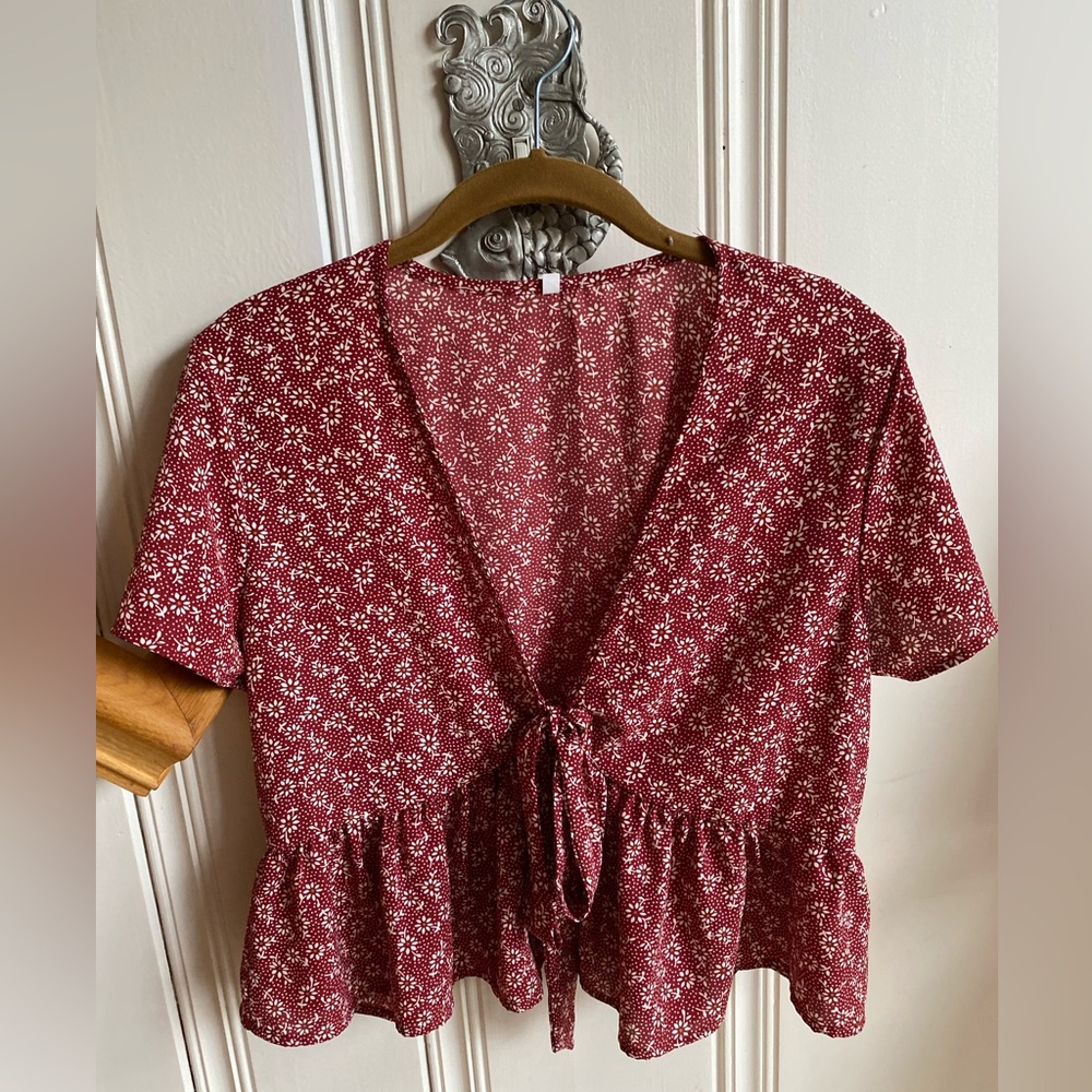 Women’s SHEIN Tie Top size medium in Red Floral